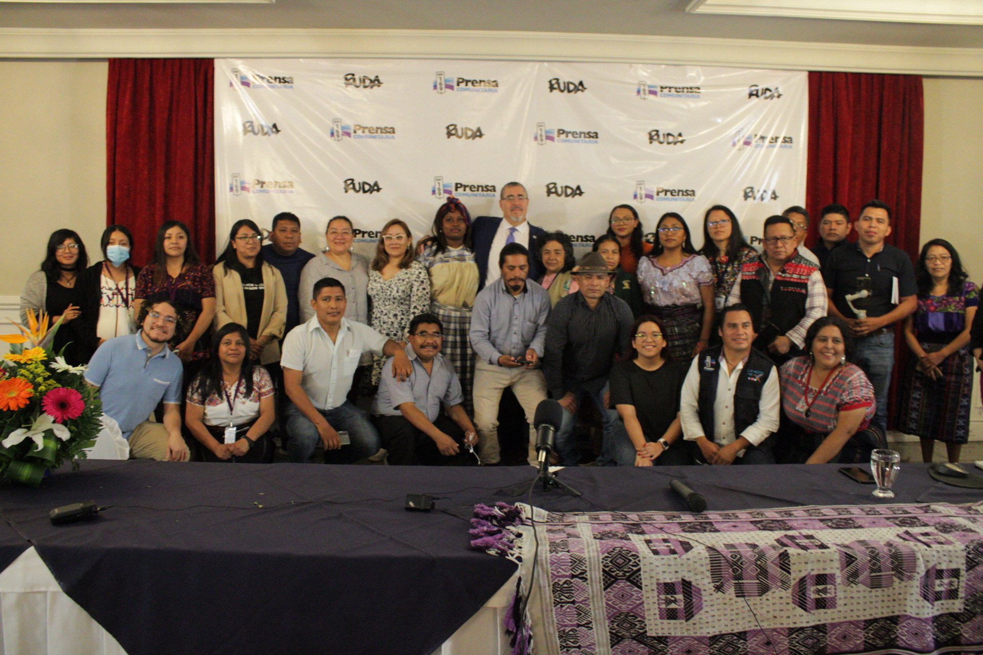  Bernardo Arévalo, presidente electo, junto a periodistas que participaron en la cadena nacional comunitaria. Fotografía: Eslly Melgarejo. 